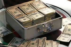 お金の束がアタッシュケースに入っている写真
